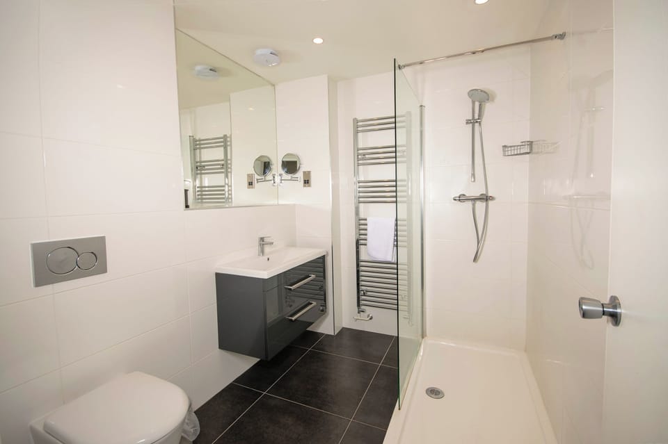Premier Double Room | Bathroom | Hair dryer, towels, soap, shampoo