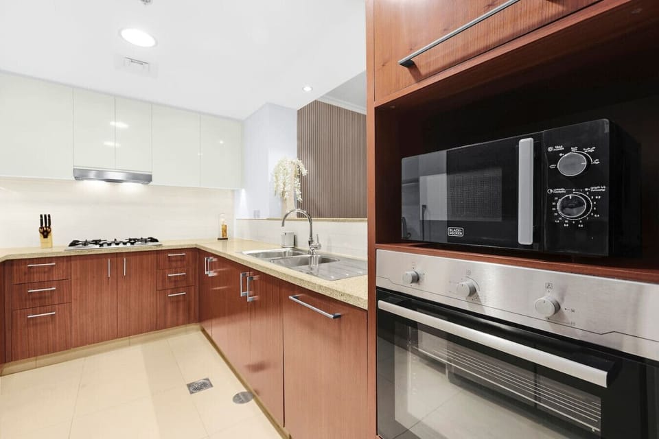 Kitchen: Modern appliances and sleek cabinetry for your culinary adventures in Dubai!