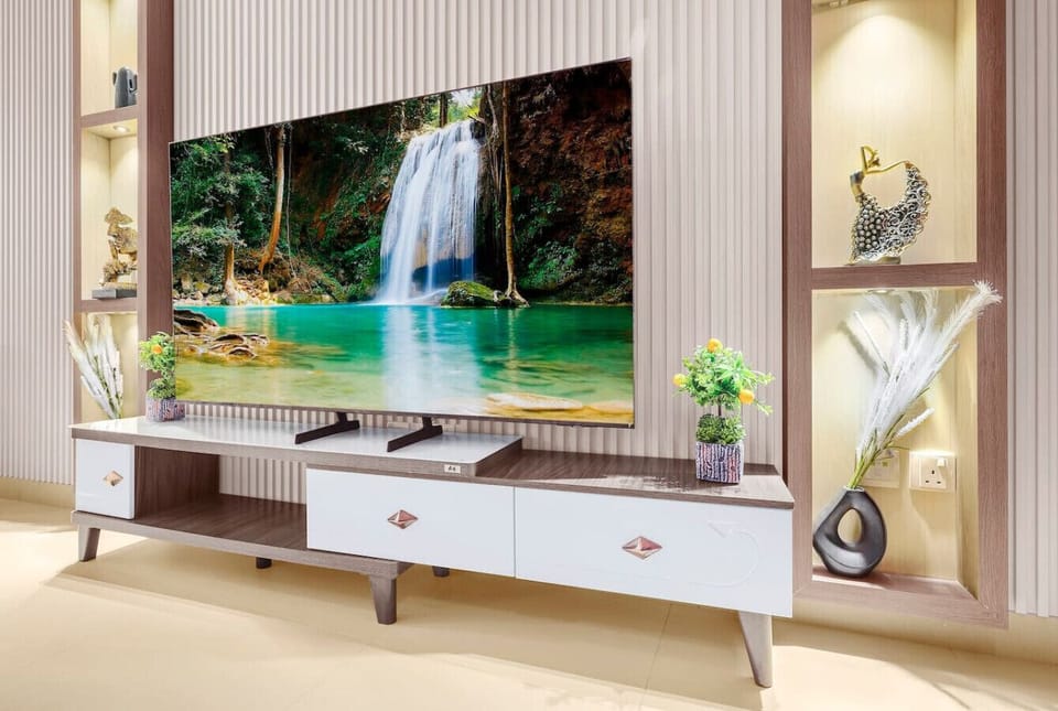 Living Room: Relax with a stunning view on the big screen and stylish decor! Perfect for unwinding!