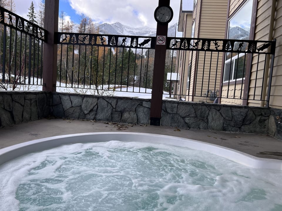Hot Tub l Common Area