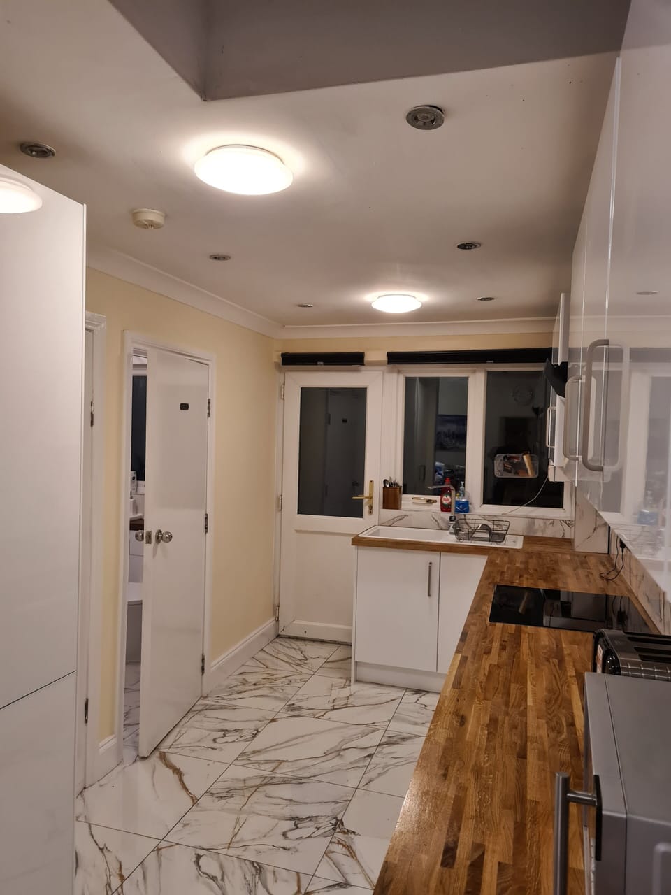 Full-size fridge, microwave, stovetop, electric kettle