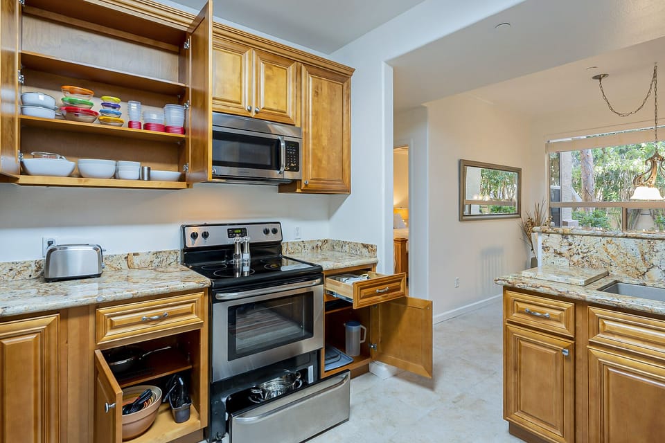 Kitchen: Fully Equipped w/All You Need