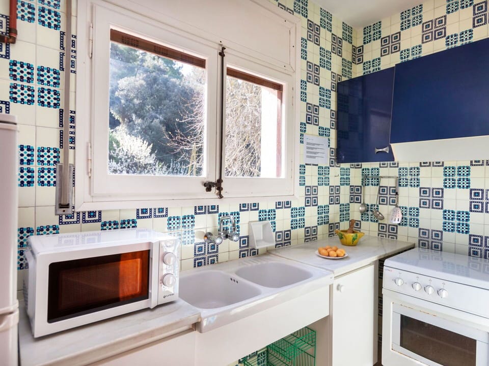 Cabinetry, Property, Countertop, Sink, Window, Kitchen Sink, Tap, Plumbing Fixture, Kitchen, Interior Design