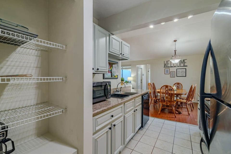 Fully stocked kitchen with Sandwich maker, blender, stove, oven, Ground Coffee Machine and fridge