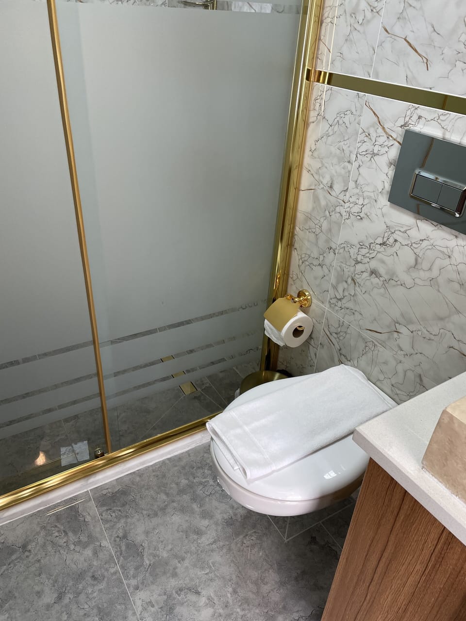 Deluxe Triple Room | Bathroom | Hair dryer, towels, soap, shampoo