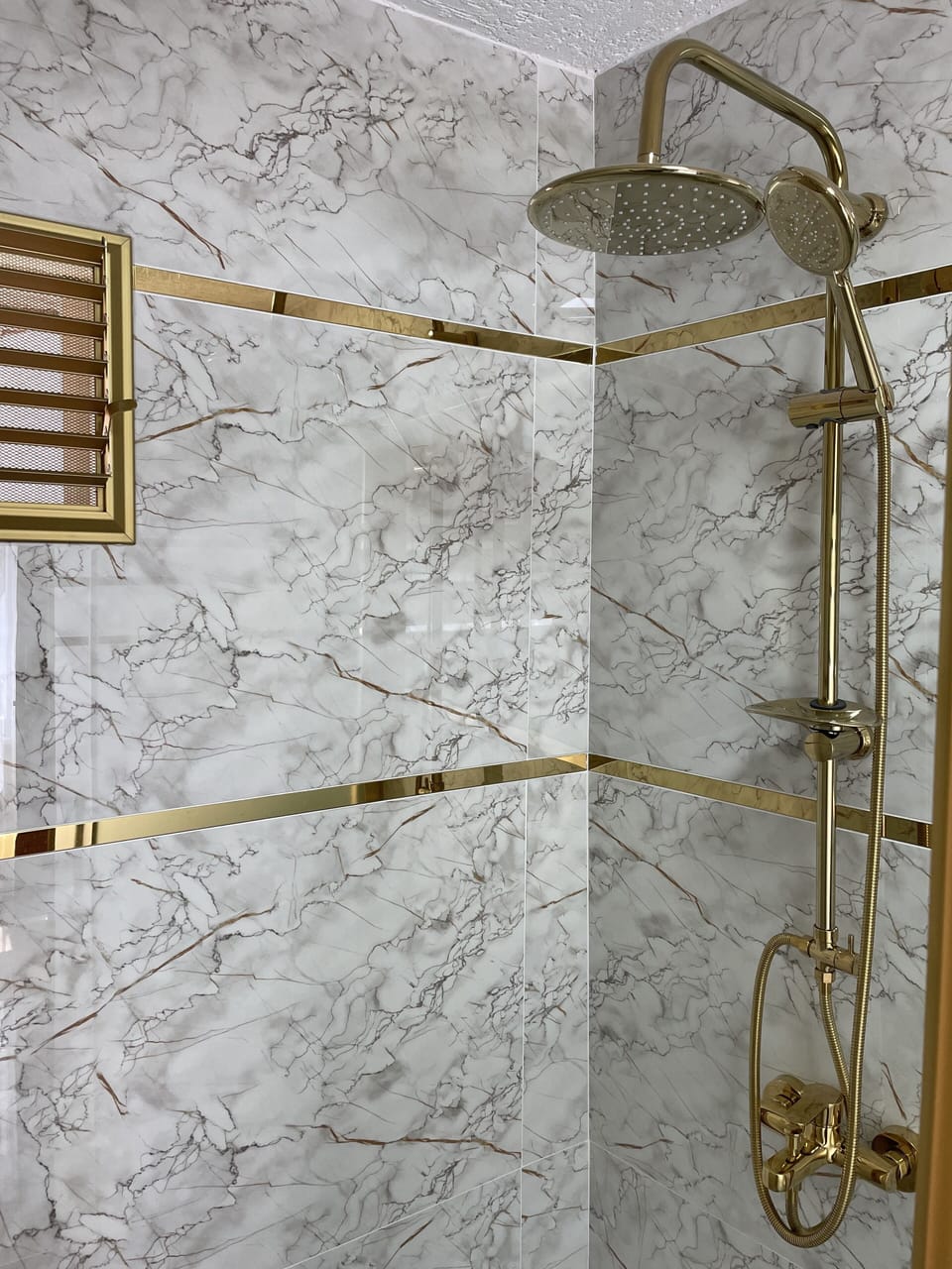 Deluxe Triple Room | Bathroom | Hair dryer, towels, soap, shampoo