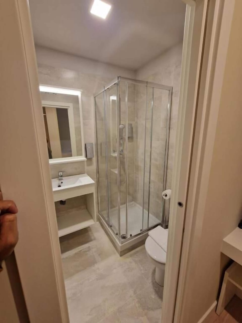 Shower, rainfall showerhead, free toiletries, hair dryer