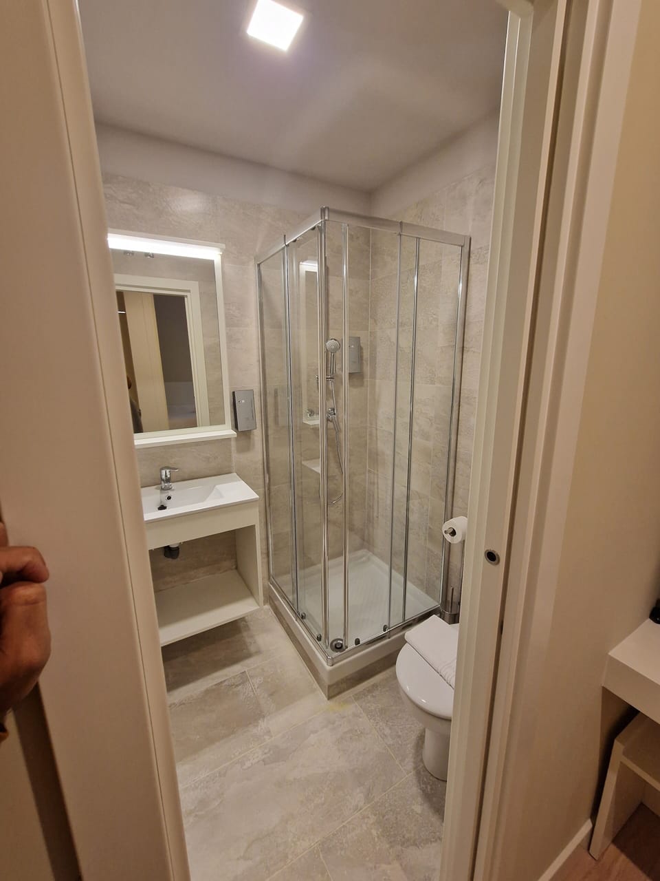 Shower, rainfall showerhead, free toiletries, hair dryer