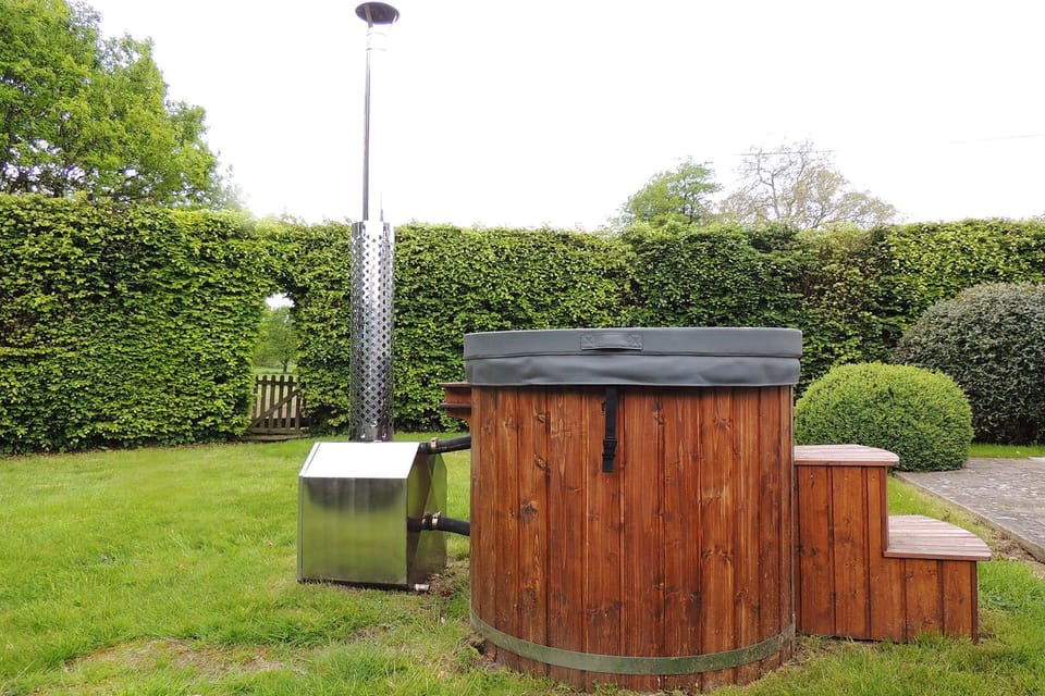 Wood-fired hot tub, Arrow Lodge, Ragley Estate, Bolthole Retreats