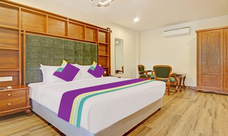 Premium Room | Desk, iron/ironing board