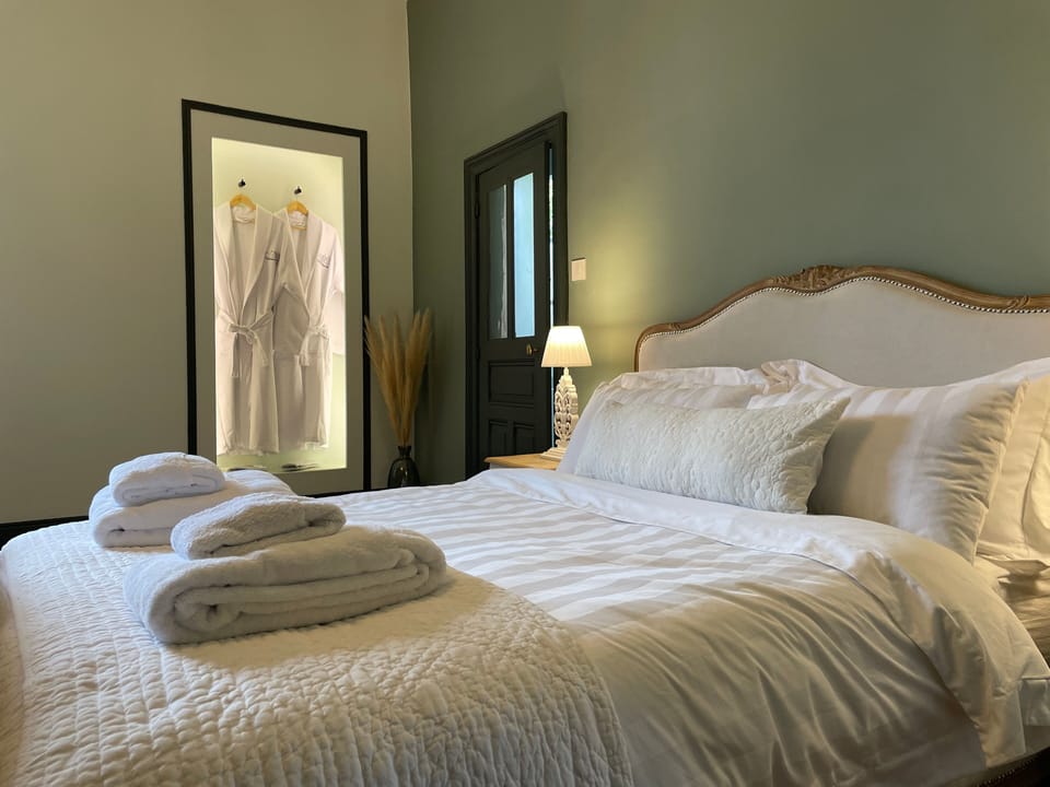 Deluxe Double Room, 1 Double Bed, Courtyard View | Hypo-allergenic bedding, individually decorated, individually furnished