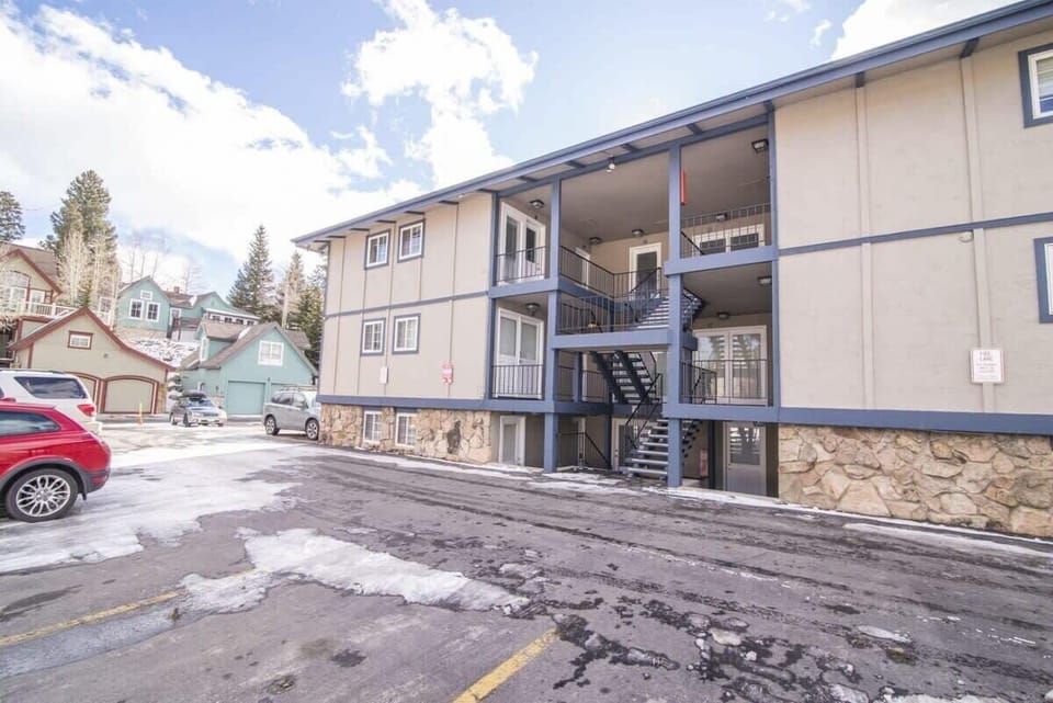 This apartment’s unbeatable location will take you to either the BreckConnect Gondola or the free Main Street Trolley in less than two minutes!