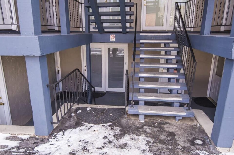 The apartment is on the lower level and is conveniently located on N Main Street in Breckenridge Historic District.