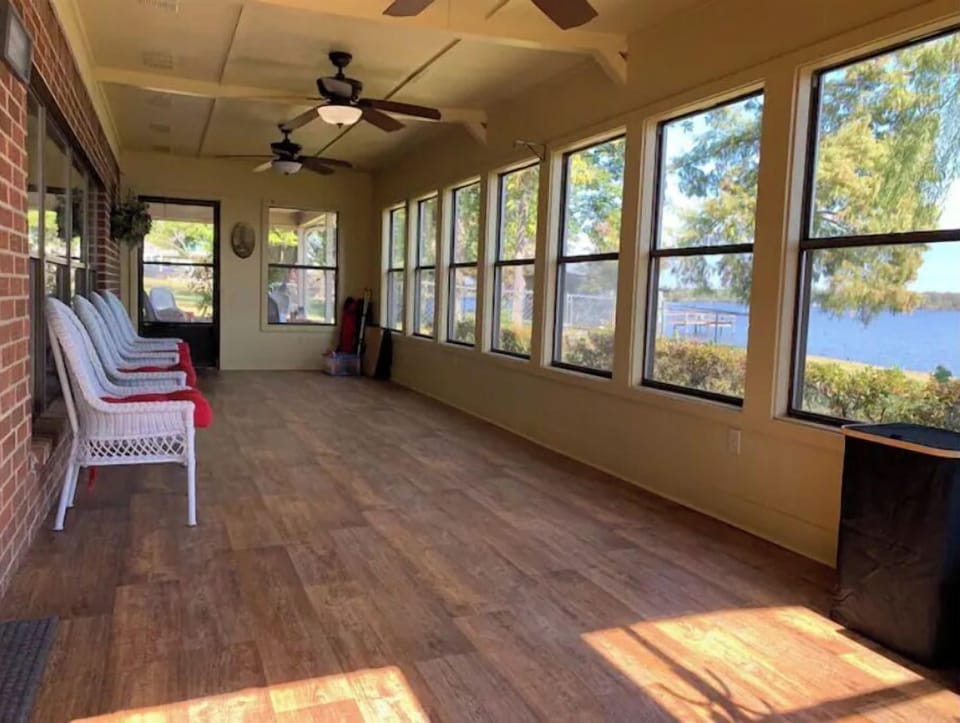 Large comfortable relaxing sunroom 
*lake is currently drained*