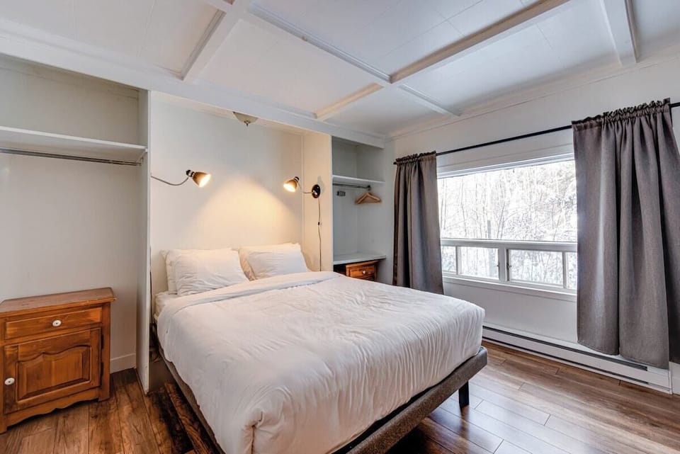 Bedroom 4 : 1 Queen bed (2 people)