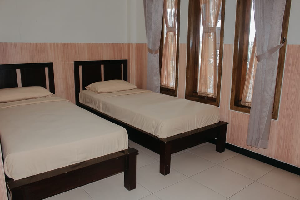 Family Room | Desk, laptop workspace, soundproofing, free WiFi