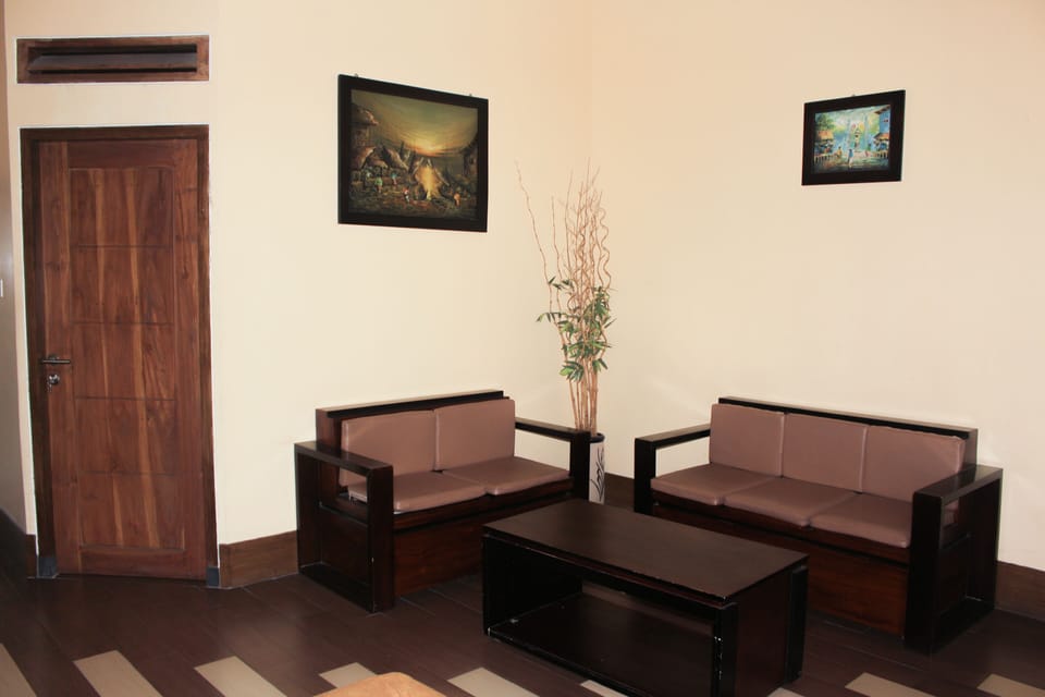 Family Room | Desk, laptop workspace, soundproofing, free WiFi