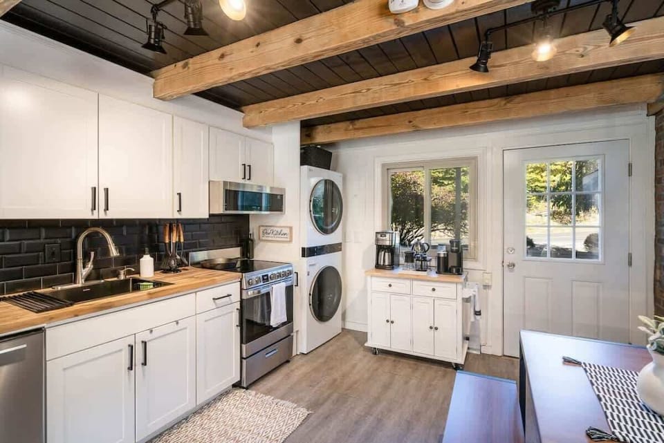 Brand new appliances and high-end washer / dryer combo. Laundry detergent & fabric softener provided.
