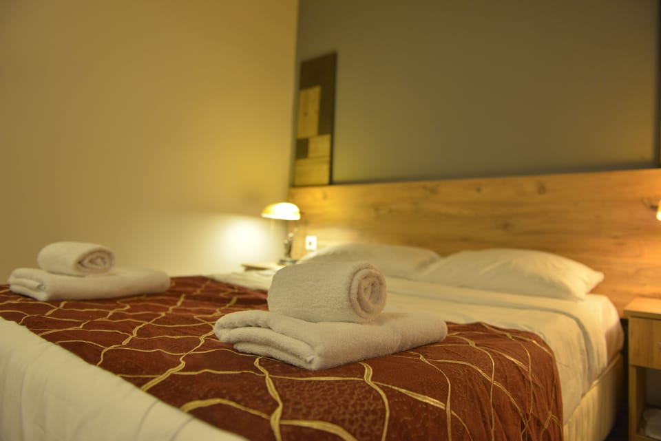 Deluxe Room | Frette Italian sheets, premium bedding, down comforters, minibar