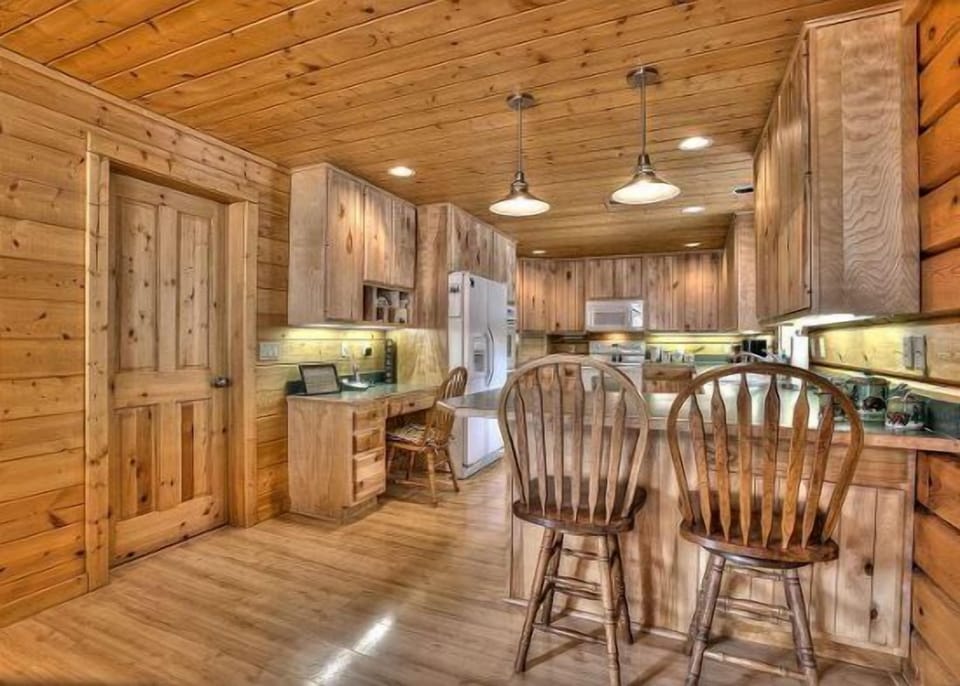 Kitchen2.jpg