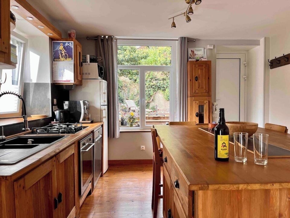 Plan your day with breakfast and apéros at the  kitchen island