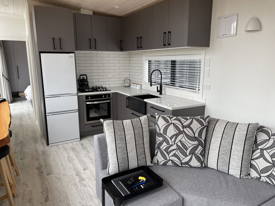 Fridge and deep freeze including icemaker / microwave and gas hobb