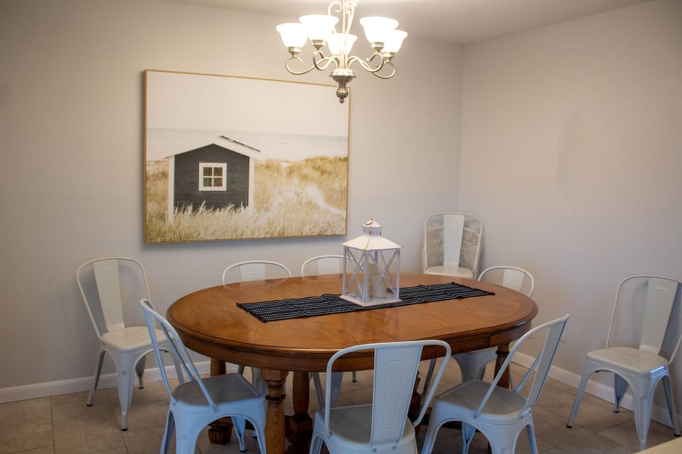 Dinning (Additional leaf and chairs)