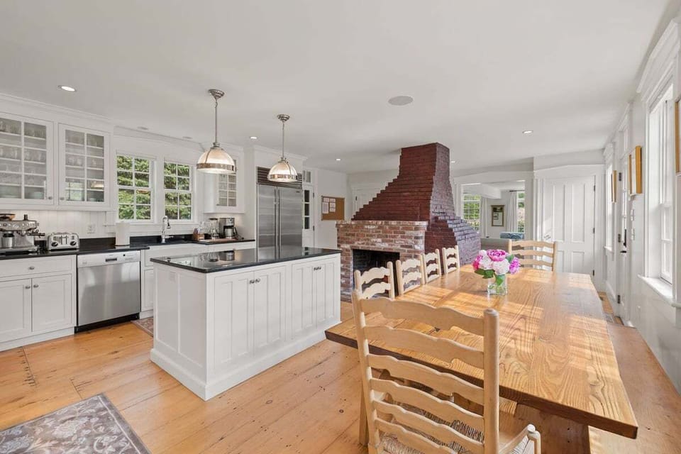 Seating for 10 in the kitchen