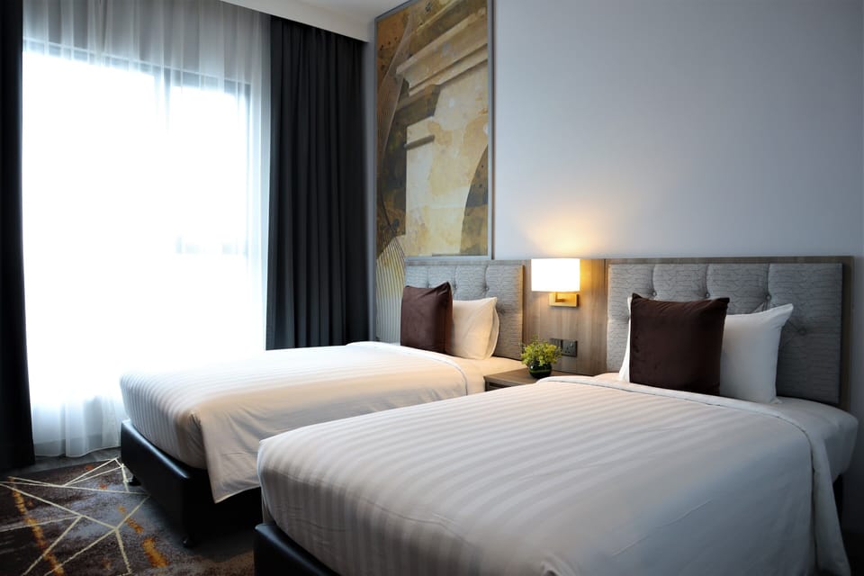 Minibar, in-room safe, desk, iron/ironing board