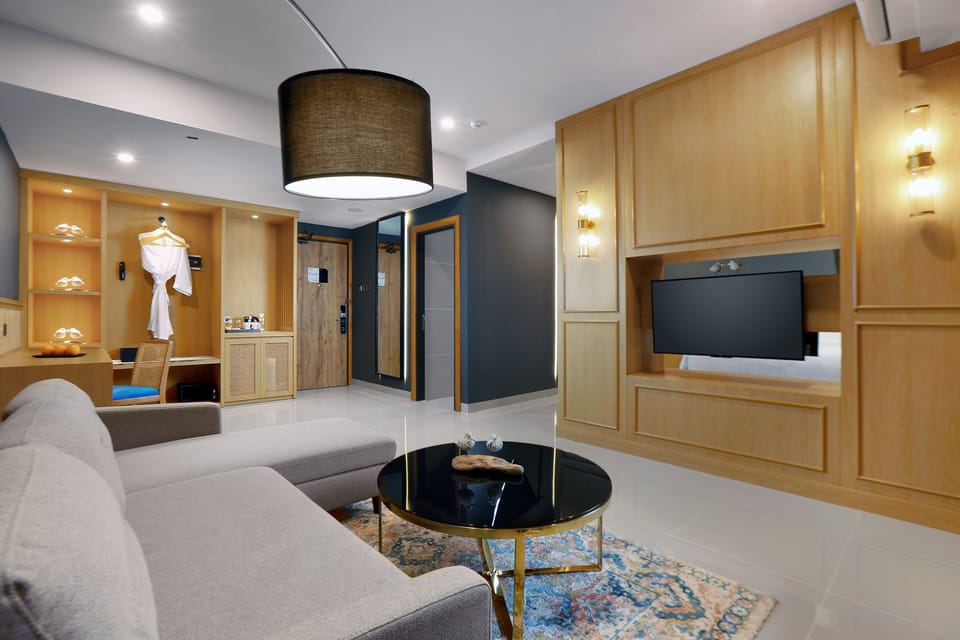 ASTON Suite | In-room safe, desk, laptop workspace, soundproofing