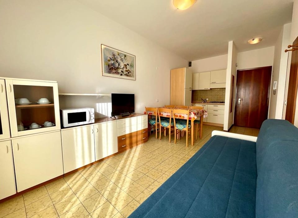Apartment, 1 Bedroom, Balcony, City View | Living room | TV
