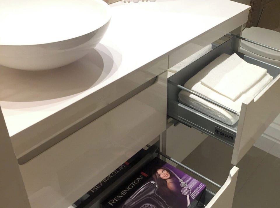 Details of the amenities, hair dryer and towells in the toilet.