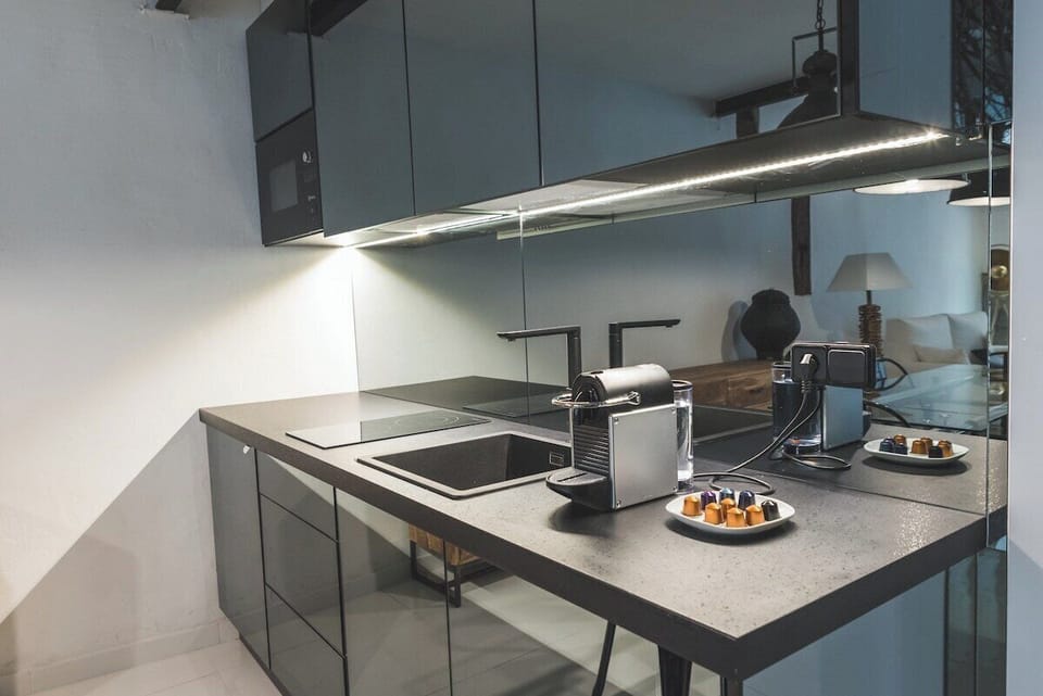Fully equipped kitchen, with a ceramic hob, coffee maker and kitchen utensils. 