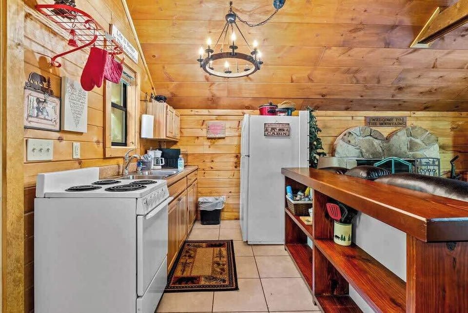 Discover the charm of our compact kitchen in the cozy cabin. With everything at arm's reach, this little space packs a punch for all your culinary needs.