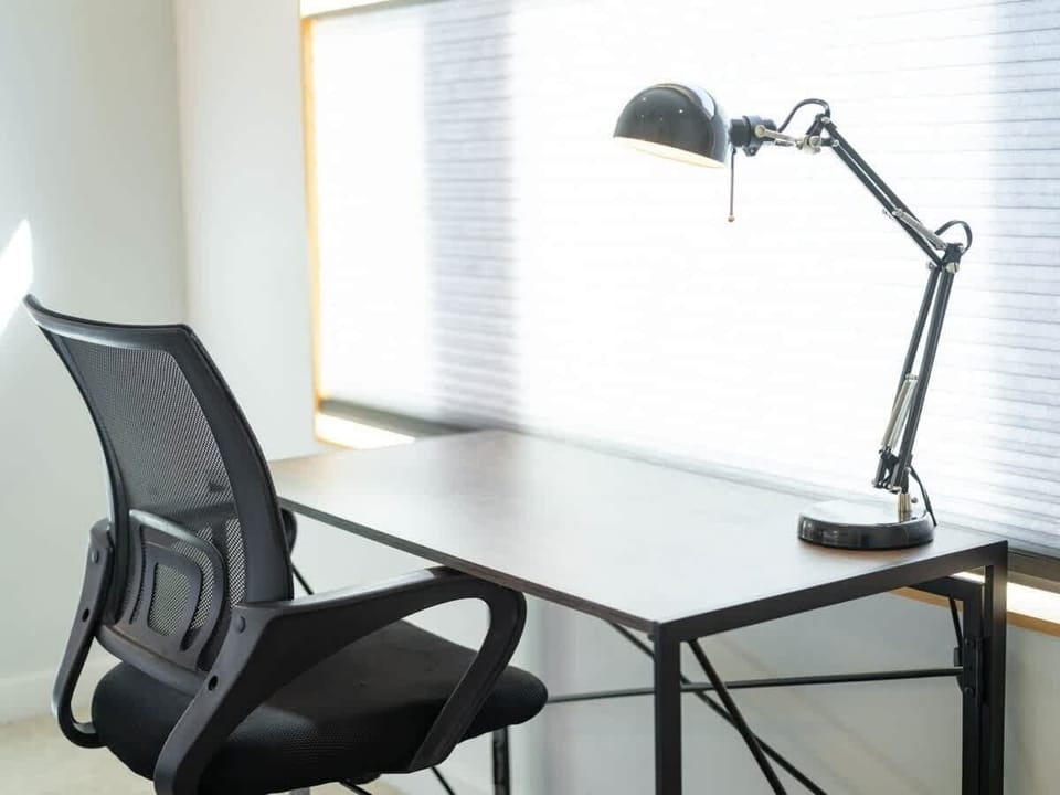 💻 Ergonomic desk and high‑speed Wi‑Fi for remote work.