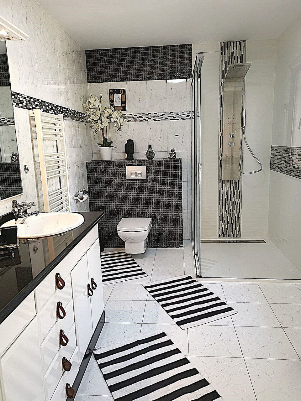 Panoramic Quadruple Room | Bathroom | Shower, hydromassage showerhead, hair dryer, towels