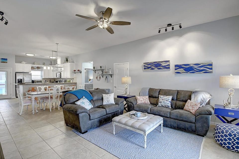Spacious living/dining/kitchen
