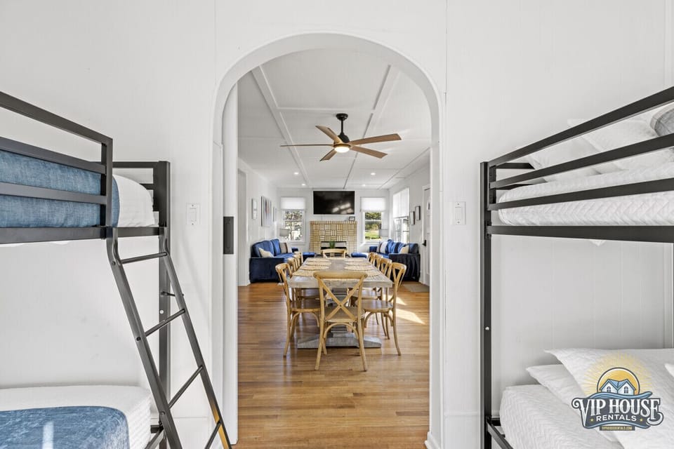 2 twin bunk beds