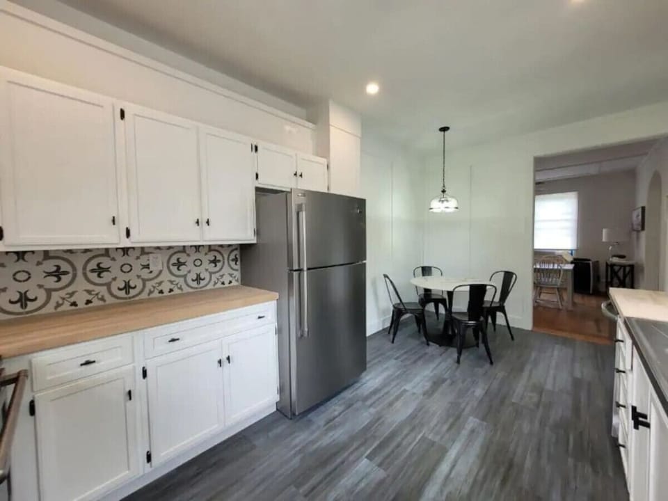 Well equipped eat-in kitchen