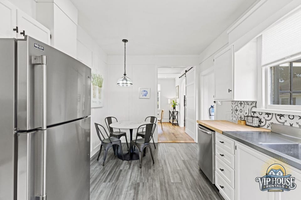Well equipped eat-in kitchen