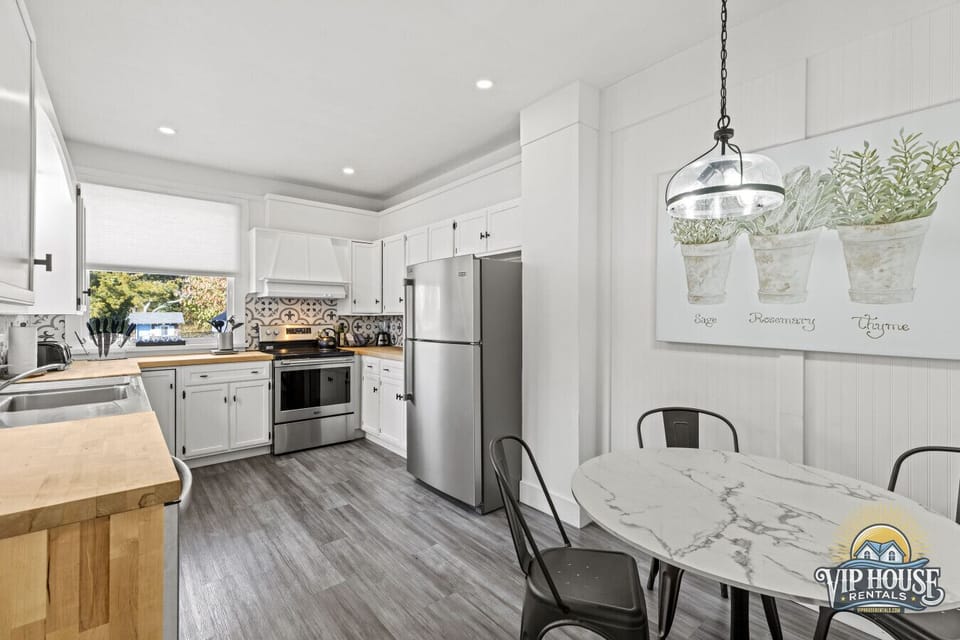 Well equipped eat-in kitchen