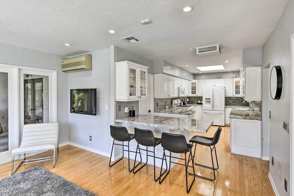 Kitchen | Cooking Basics | Coffee Maker | Paper Towels/Trash Bags Provided