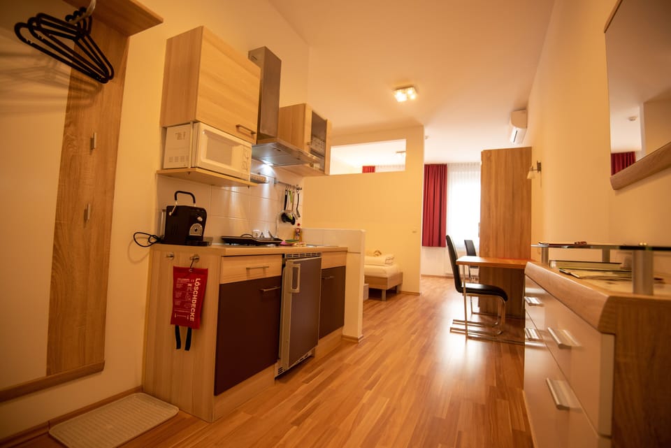 Comfort Studio (Premier Studio Appartement) | Living area | 39-inch LED TV with satellite channels, TV