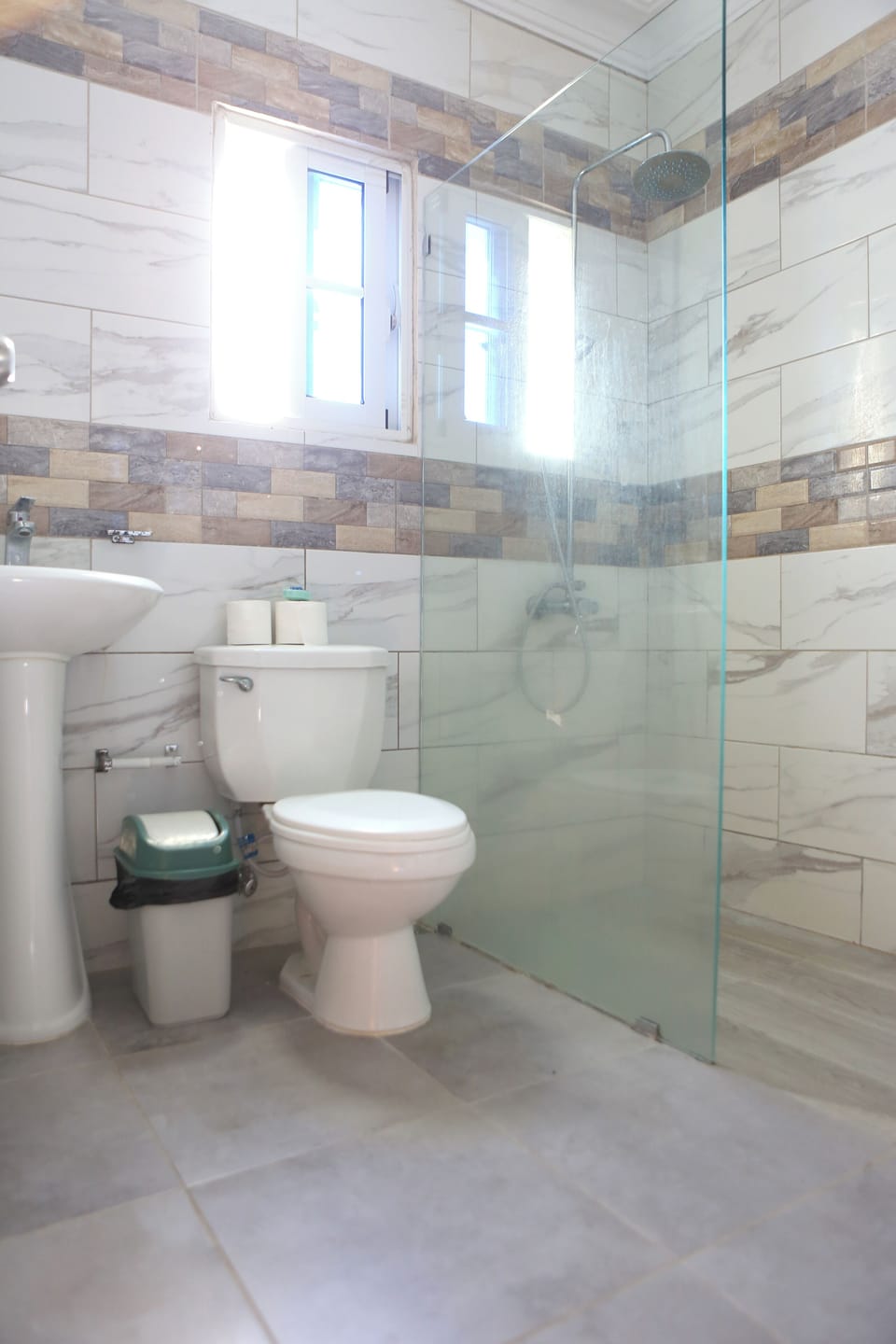 Family Room | Bathroom | Shower, rainfall showerhead, towels