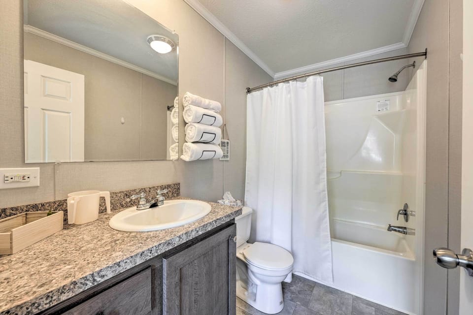 Full Bathroom | Complimentary Toiletries