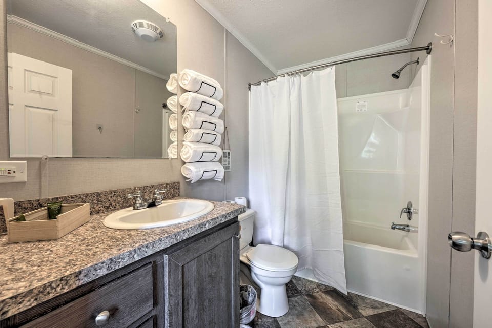 Full Bathroom | Complimentary Toiletries
