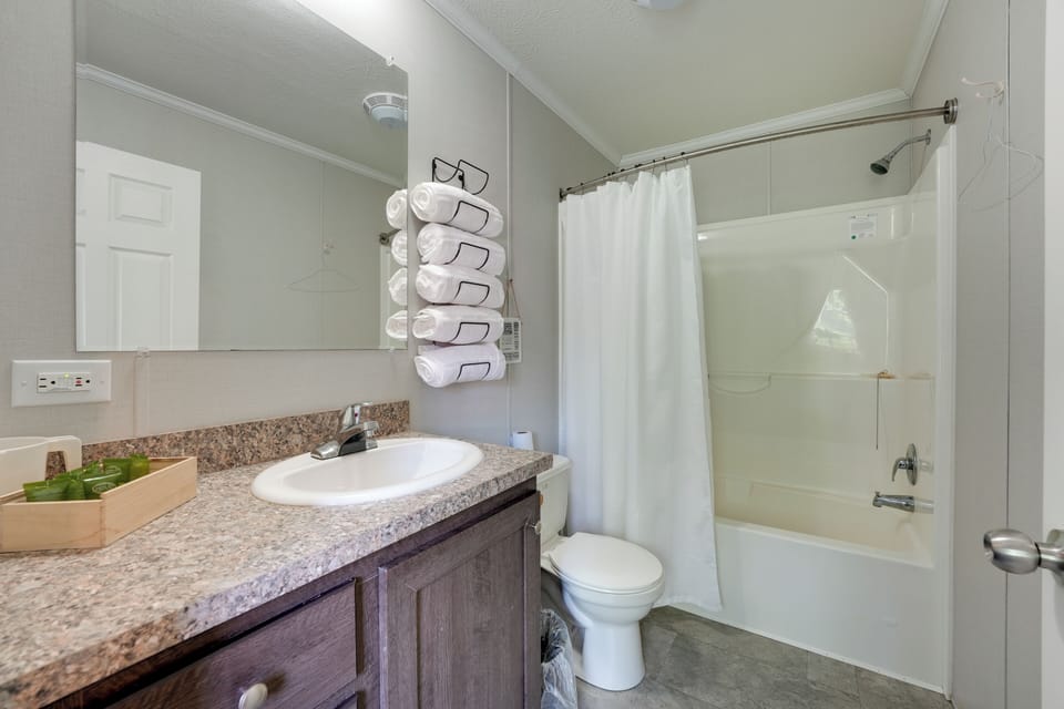 Full Bathroom | Complimentary Toiletries | Towels Provided