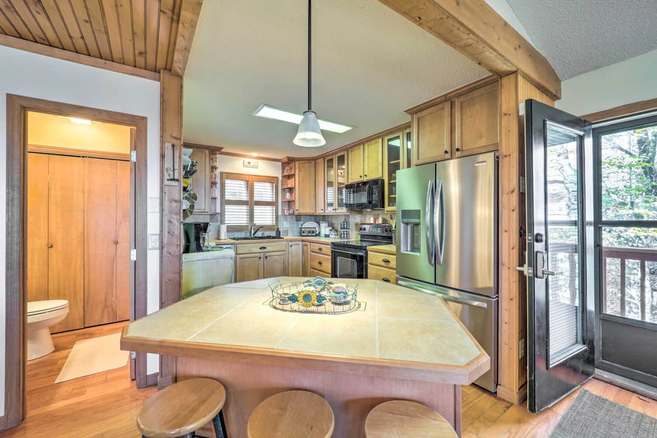 Kitchen | Keurig & Drip Coffee Makers | Complimentary Coffee Pods | Toaster
