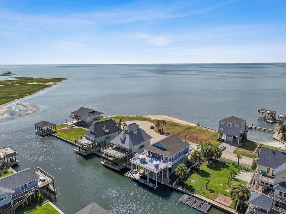 Bella on Sunset Point - easy access to West Bay.
