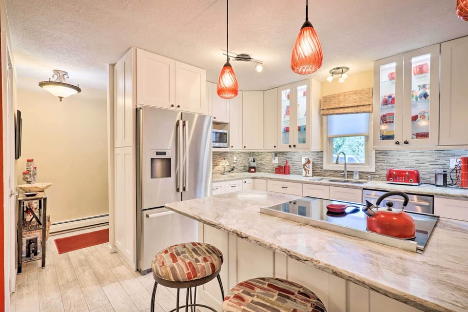 Kitchen | Paper Towels/Trash Bags Provided